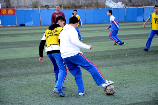 伊朗动荡局势下 伊朗女足比出和平手势